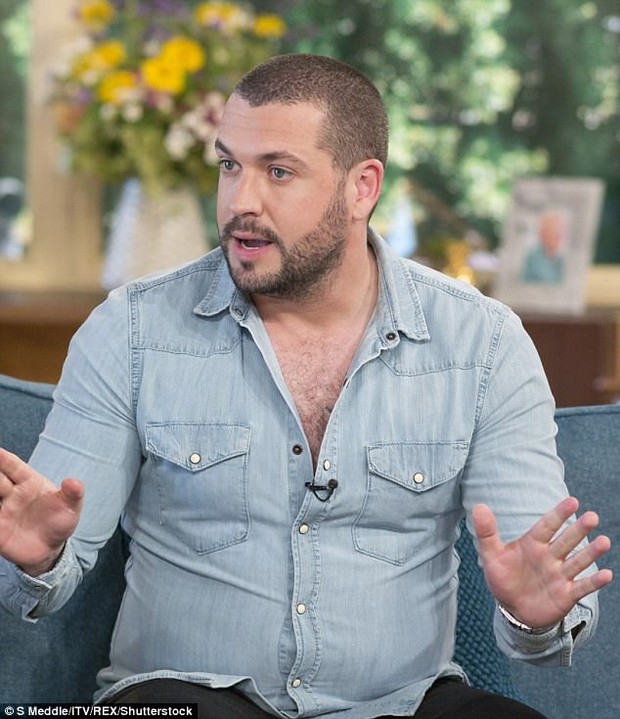 Shayne Ward đẹp trai quyến rũ ngày nào giờ lại phát tướng, bụng to đến khó tin - Ảnh 2.