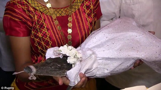 Đám cưới vui hết nấc của chú rể người và cô dâu cá sấu - Ảnh 3.