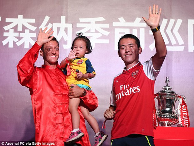 Sao Arsenal mặc áo lụa, tập múa võ cổ truyền Trung Quốc - Ảnh 4.