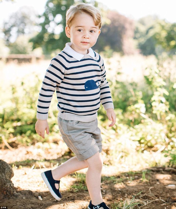 Hoàng tử bé Anh Quốc cười tươi rạng rỡ trong ảnh chân dung mừng sinh nhật lần thứ 4 - Ảnh 4.