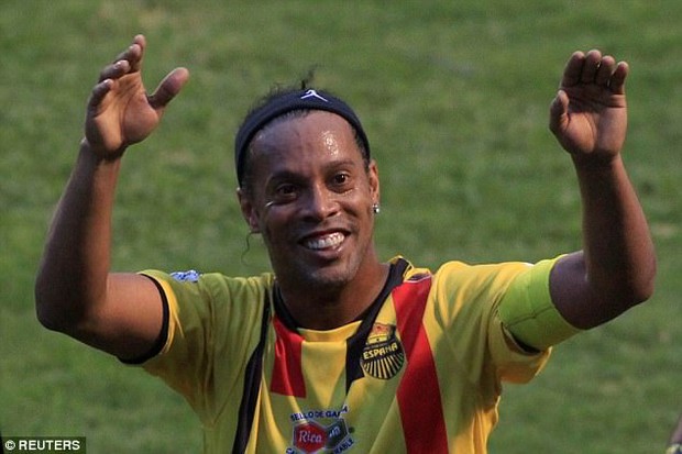 Ronaldinho thể hiện tuyệt kỹ trong trận giao hữu tại Honduras - Ảnh 2.