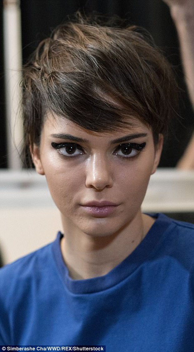 Không photoshop, siêu mẫu quốc tế như Kendall Jenner cũng lộ làn da nổi mụn sần sùi kém sắc! - Ảnh 1.
