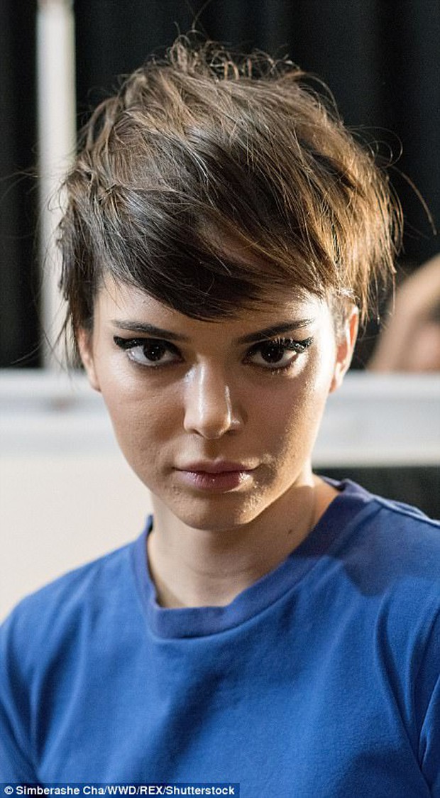 Không photoshop, siêu mẫu quốc tế như Kendall Jenner cũng lộ làn da nổi mụn sần sùi kém sắc! - Ảnh 2.