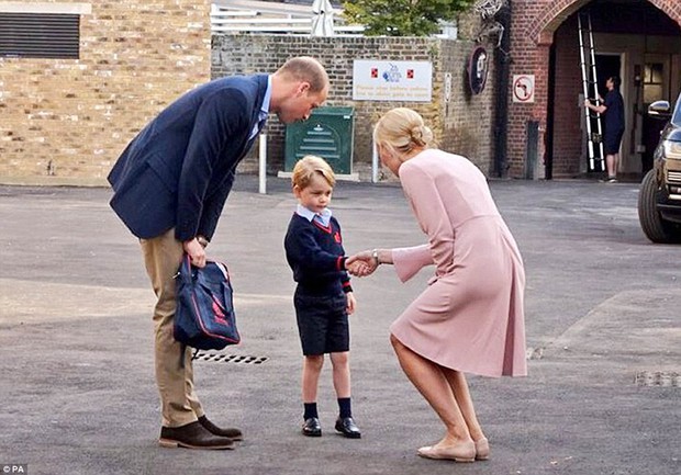 Mới ngày nào còn nhỏ xíu vậy mà hôm nay Hoàng tử bé Anh Quốc đã được cha đưa đi học mẫu giáo 4 tuổi rồi - Ảnh 5.