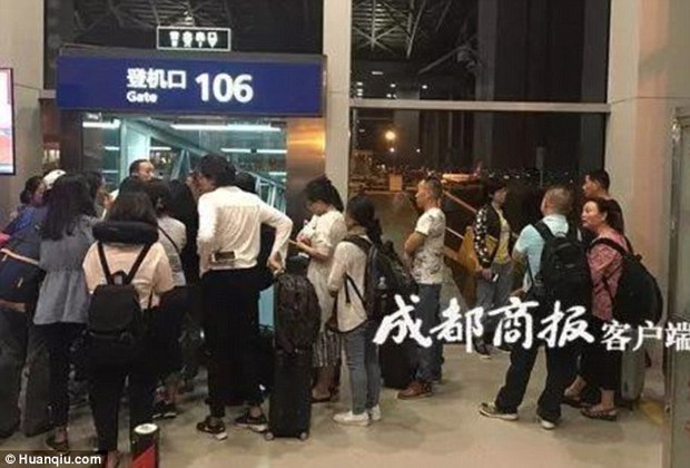 Cơ trưởng mang nhầm hộ chiếu, hơn 150 hành khách phải dời chuyến bay tới ngày hôm sau - Ảnh 2.