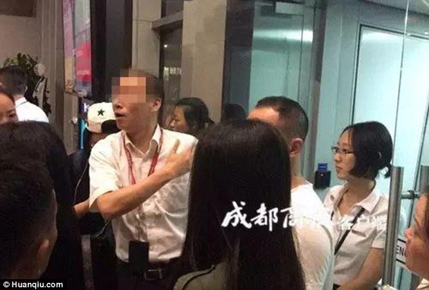 Cơ trưởng mang nhầm hộ chiếu, hơn 150 hành khách phải dời chuyến bay tới ngày hôm sau - Ảnh 1.