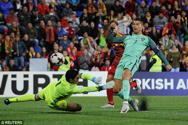 Cứu tinh Ronaldo giúp Bồ Đào Nha mở toang cánh cửa giành vé World Cup 2018 - Ảnh 7. Cứu tinh Ronaldo giúp Bồ Đào Nha mở toang cánh cửa giành vé World Cup 2018 - Ảnh 7.