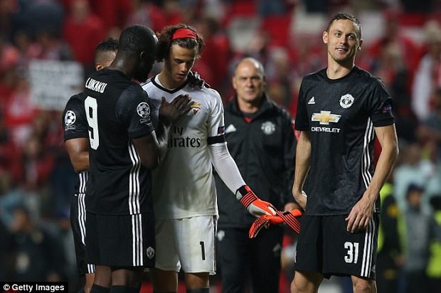 Hành động đẹp của Lukaku với thủ môn điển trai tặng bàn thắng cho Man Utd - Ảnh 2.