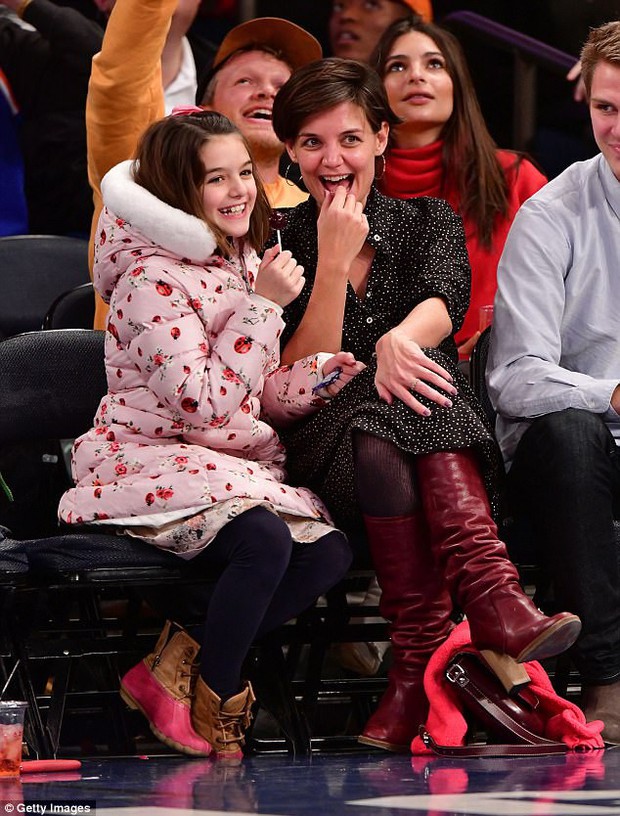 Suri Cruise lấy lại phong độ mỹ nhân nhí với đôi mắt xanh to tròn, làn da trắng hồng không tì vết - Ảnh 7.