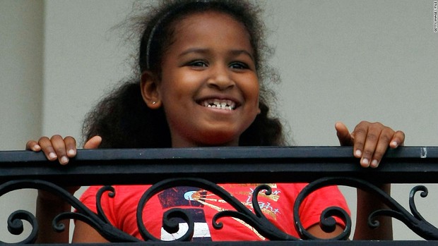 2 công chúa nhà Obama đã trưởng thành và xinh đẹp hơn rất nhiều sau 8 năm ở Nhà Trắng - Ảnh 9.