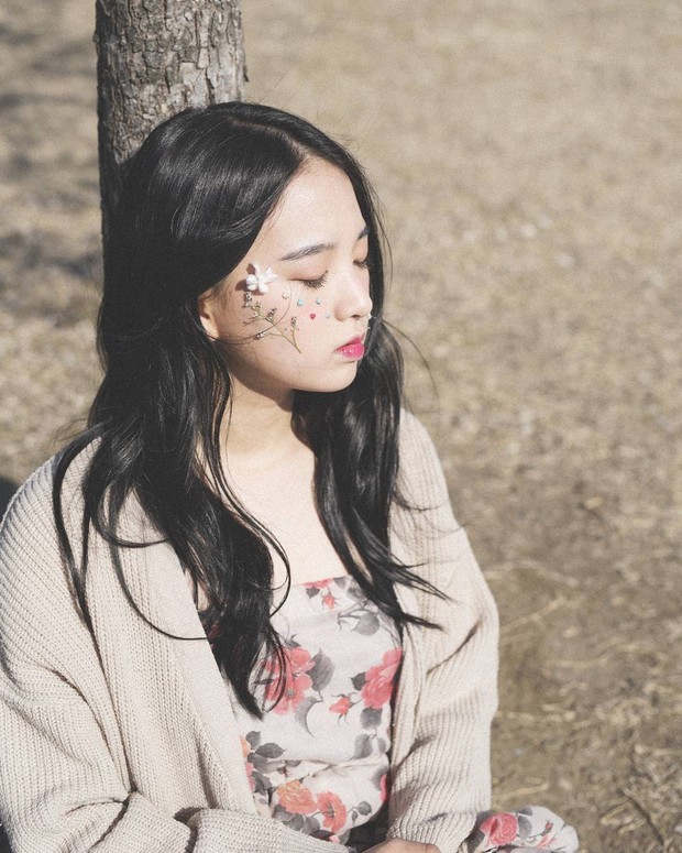 Các idol xứ Hàn tích cực sống ảo với kiểu makeup dính hoa khô và sticker lên mặt - Ảnh 5.