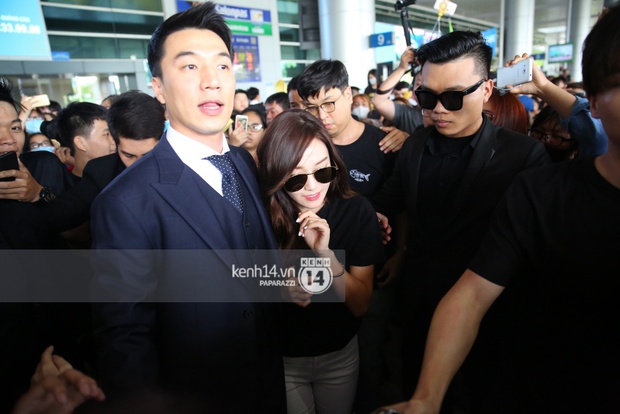 Jessica vẫn cực sang chảnh, cố chào fan trong đám đông hỗn loạn tại sân bay Tân Sơn Nhất - Ảnh 4.
