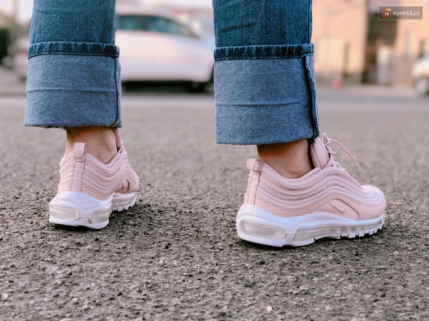 Review đôi sneaker được ví như viên kẹo ngọt đang đốn tim các cô nàng: Nike Air Max 97 Premium Pink Snakeskin - Ảnh 7. Review đôi sneaker được ví như viên kẹo ngọt đang đốn tim các cô nàng: Nike Air Max 97 Premium Pink Snakeskin - Ảnh 7.