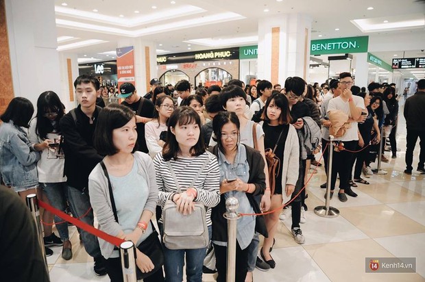 Khai trương H&M Hà Nội: Có hơn 2.000 người đổ về, các bạn trẻ vẫn phải xếp hàng dài chờ được vào mua sắm - Ảnh 5.