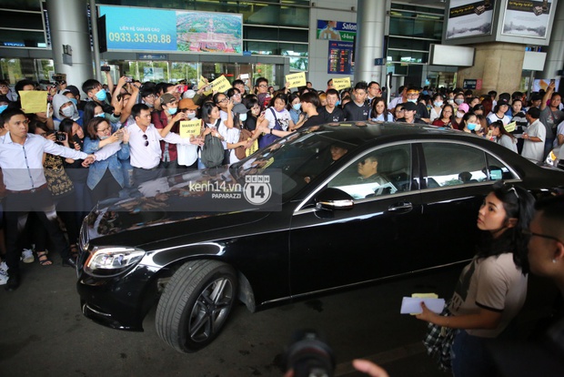 Jessica vẫn cực sang chảnh, cố chào fan trong đám đông hỗn loạn tại sân bay Tân Sơn Nhất - Ảnh 10.