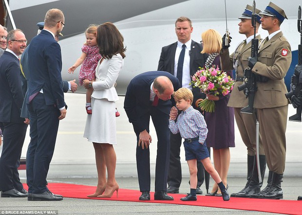 Hoàng tử bé ngượng ngùng, em gái tự tin vẫy tay chào khi cùng cha mẹ công du nước ngoài - Ảnh 8.
