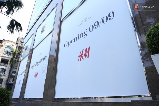 H&M Việt Nam treo biển thông báo 9/9 sẽ chính thức khai trương tại Sài Gòn - Ảnh 3.