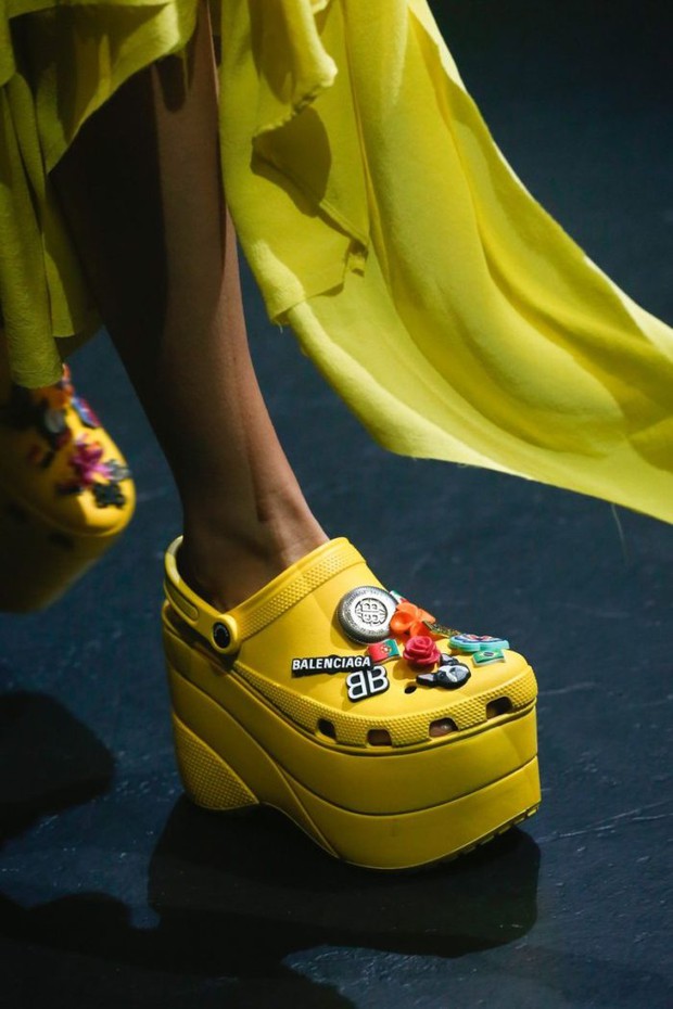 Balenciaga kết hợp với Crocs cho ra mắt mẫu dép đi mưa khó tả nhất mùa Paris Fashion Week năm nay  - Ảnh 6.