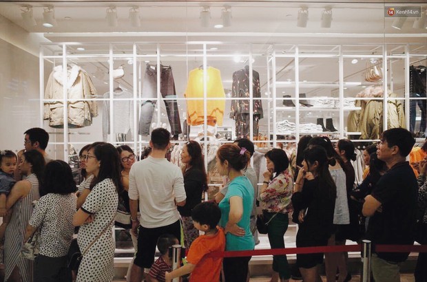 Sau ngày khai trương, store H&M Hà Nội bớt đông đúc nhưng khách vẫn xếp hàng dài chờ vào mua sắm - Ảnh 6.