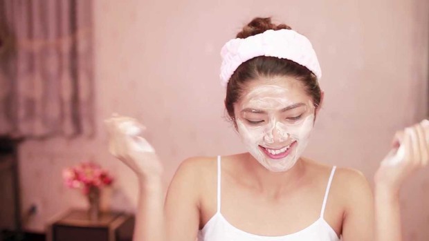 Những thói quen rửa mặt sai cách khiến làn da con gái xuống cấp nhanh chóng - Ảnh 6.
