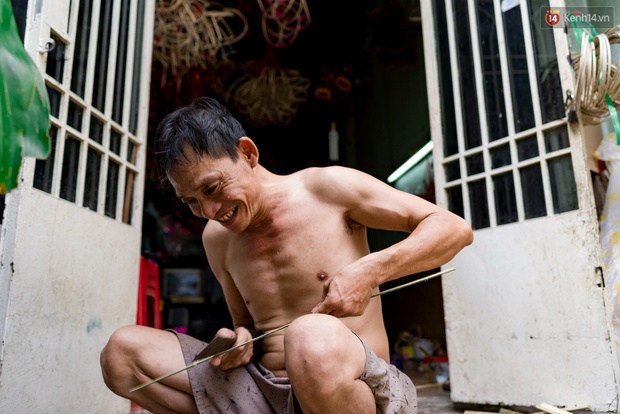 Chùm ảnh: Xóm lồng đèn giấy kính truyền thống ở Sài Gòn tất bật mùa Trung thu - Ảnh 6.