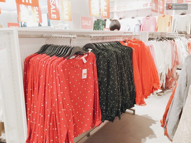 Thông báo sale tới 50%, H&M khiến tín đồ thời trang Hà Nội hụt hẫng vì sale quá ít đồ và không sale đồ Đông - Ảnh 5.