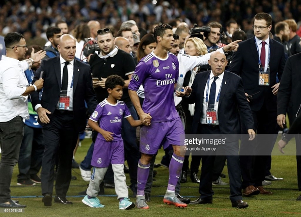 Ronaldo và 2 khoảnh khắc ý nghĩa nhất cuộc đời: được mẹ ủng hộ và nắm tay con trai như nhà vô địch - Ảnh 5.