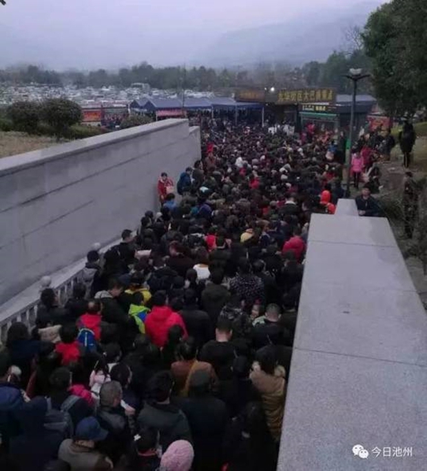 Cảnh tượng hơn 100.000 người nô nức kéo nhau lên núi cầu tài lộc vào ngày Thần Tài ở Trung Quốc - Ảnh 6.