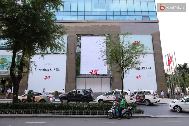 H&M Việt Nam treo biển thông báo 9/9 sẽ chính thức khai trương tại Sài Gòn - Ảnh 1.