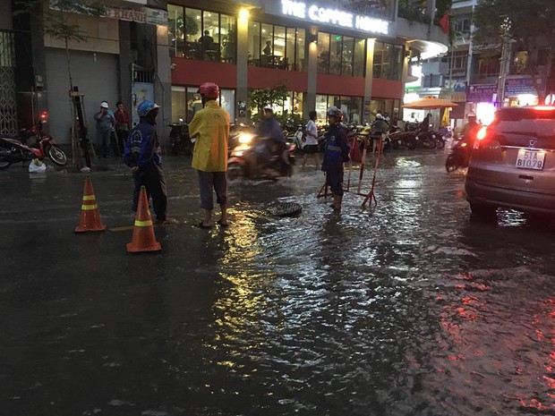 Dù trời mưa nhỏ nhưng nhiều tuyến đường ở trung tâm Sài Gòn vẫn ngập như sông - Ảnh 7.