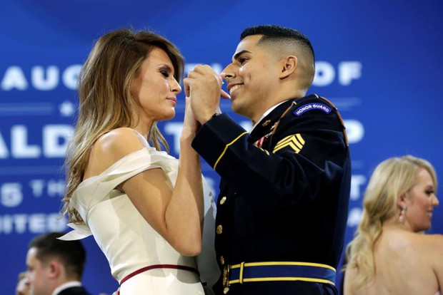 13 hình ảnh ấn tượng nhất của Đệ nhất phu nhân Mỹ Melania Trump kể từ sau lễ nhậm chức của chồng - Ảnh 15.