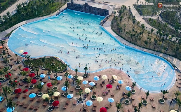 Công viên nước hiện đại bậc nhất Đông Nam Á ở Quảng Ninh đón hàng ngàn du khách trong ngày đầu mở cửa - Ảnh 9.