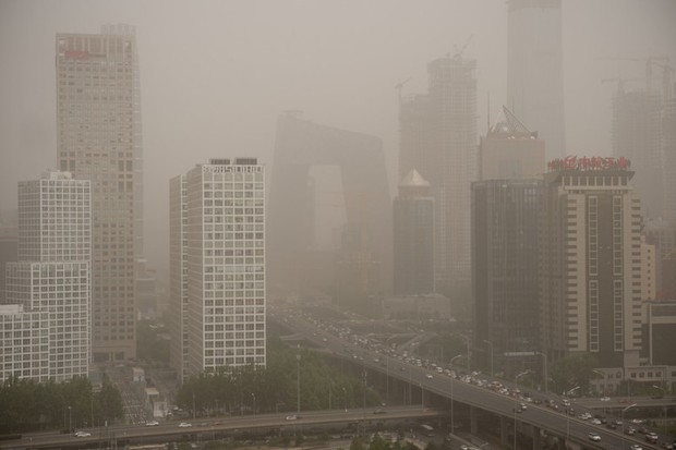 Chùm ảnh: Nhiều thành phố của Trung Quốc bị nhấn chìm trong cát bụi kỷ lục - Ảnh 14.