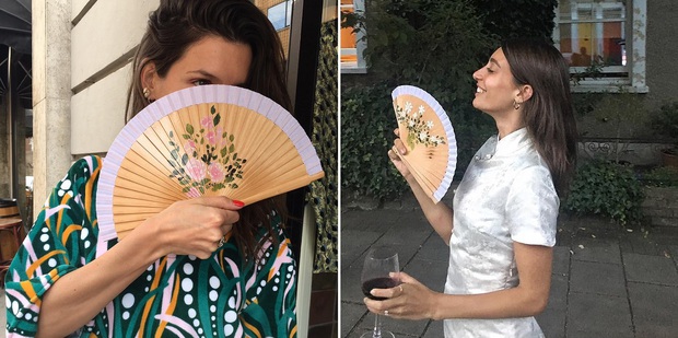 Có ai ngờ quạt giấy mà các cụ vẫn dùng nay lại là phụ kiện thời trang sang chảnh nhất hè này - Ảnh 9. Có ai ngờ quạt giấy mà các cụ vẫn dùng nay lại là phụ kiện thời trang sang chảnh nhất hè này - Ảnh 9.