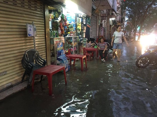 Dù trời mưa nhỏ nhưng nhiều tuyến đường ở trung tâm Sài Gòn vẫn ngập như sông - Ảnh 4.