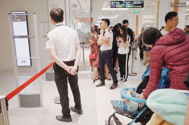 Sau ngày khai trương, store H&M Hà Nội bớt đông đúc nhưng khách vẫn xếp hàng dài chờ vào mua sắm - Ảnh 10.