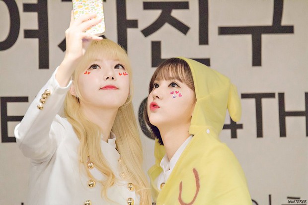 Các idol xứ Hàn tích cực sống ảo với kiểu makeup dính hoa khô và sticker lên mặt - Ảnh 7.