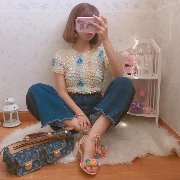 Áo phông bỏng ngô, mẫu áo sến súa từ vài chục năm trước nay lại được con gái Nhật thi nhau diện - Ảnh 9. Áo phông bỏng ngô, mẫu áo sến súa từ vài chục năm trước nay lại được con gái Nhật thi nhau diện - Ảnh 9.