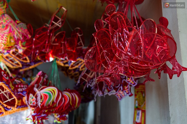 Chùm ảnh: Xóm lồng đèn giấy kính truyền thống ở Sài Gòn tất bật mùa Trung thu - Ảnh 9.