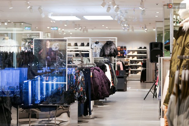 HOT: Store H&M Hà Nội cực xịn xò đã sẵn sàng cho tiệc đón khách VIP chiều nay - Ảnh 8.