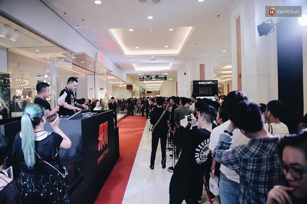 Khai trương H&M Hà Nội: Có hơn 2.000 người đổ về, các bạn trẻ vẫn phải xếp hàng dài chờ được vào mua sắm - Ảnh 7.