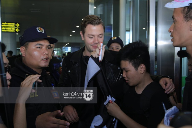 DJ Faded Alan Walker cởi bỏ mặt nạ trong dịp hiếm hoi khi xuất hiện tại sân bay Nội Bài - Ảnh 15.