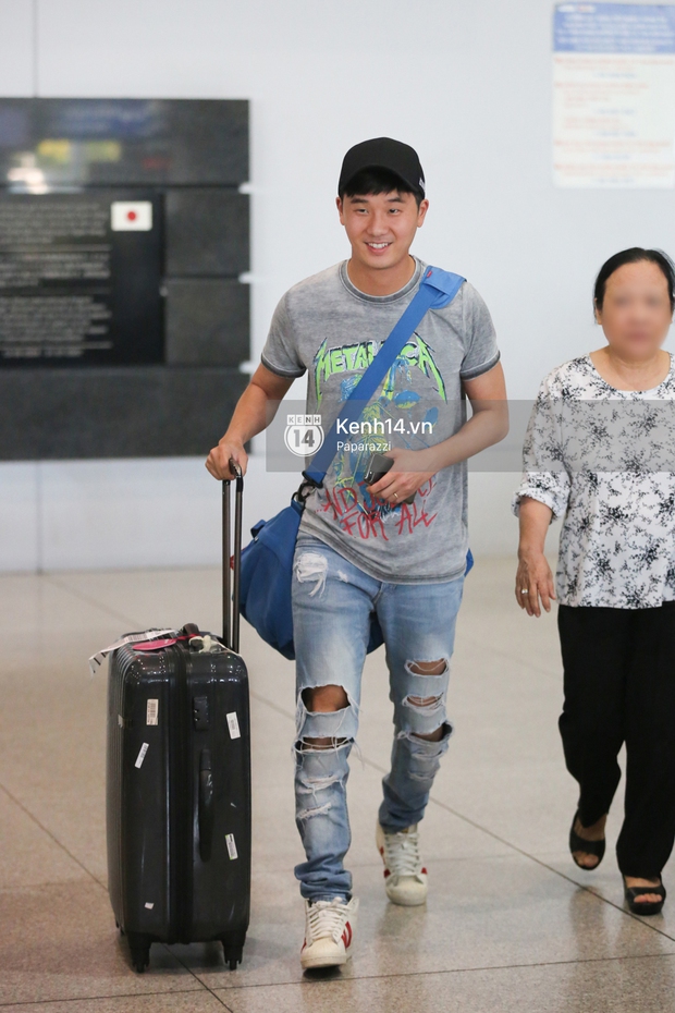 Rapper nổi tiếng xứ Hàn Basick một mình đến Việt Nam, hạnh phúc trong vòng tay chào đón của người hâm mộ - Ảnh 8.