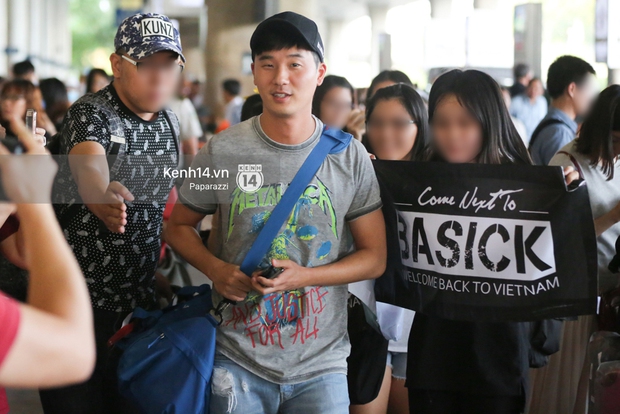 Rapper nổi tiếng xứ Hàn Basick một mình đến Việt Nam, hạnh phúc trong vòng tay chào đón của người hâm mộ - Ảnh 10.