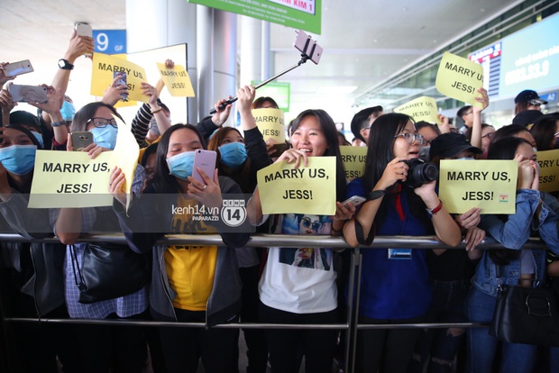 Jessica vẫn cực sang chảnh, cố chào fan trong đám đông hỗn loạn tại sân bay Tân Sơn Nhất - Ảnh 12.