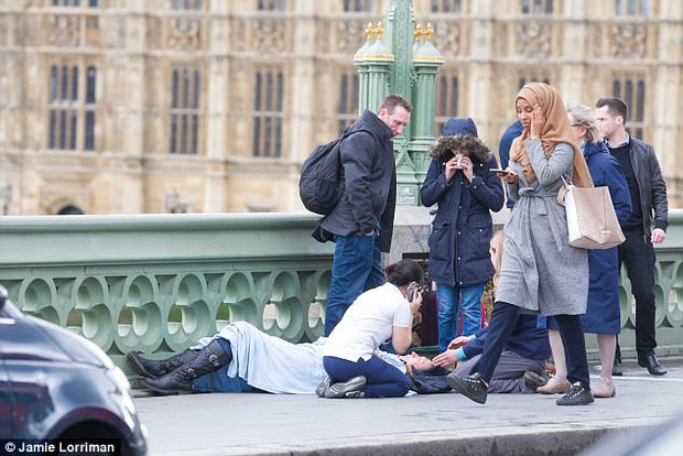 Người phụ nữ Hồi giáo “vô tâm” trong cuộc khủng bố tại Anh hay định kiến đáng sợ của đám đông? - Ảnh 1.