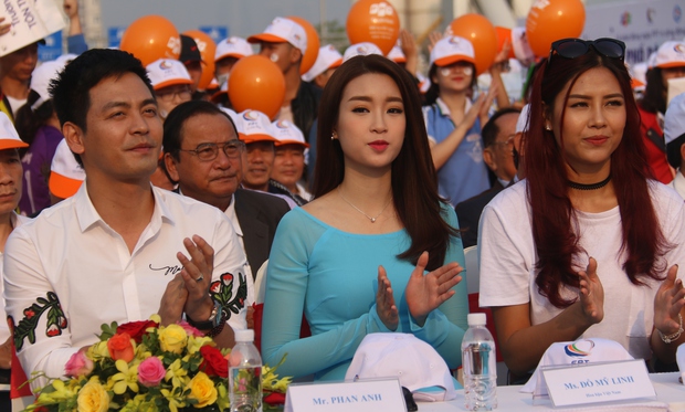 Hoa hậu Đỗ Mỹ Linh, Nguyễn Thị Loan và MC Phan Anh chạy bộ hướng về Quỹ hỗ trợ bệnh nhân ung thư - Ảnh 1.