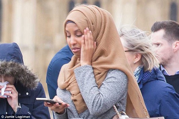 Người phụ nữ Hồi giáo “vô tâm” trong cuộc khủng bố tại Anh hay định kiến đáng sợ của đám đông? - Ảnh 2.
