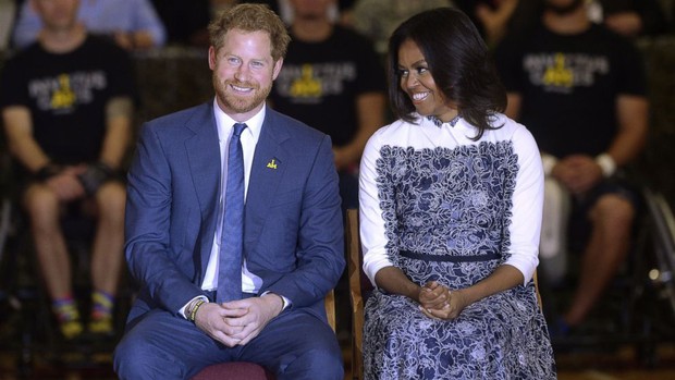 Chuyên gia ngôn ngữ cơ thể chỉ ra sự khác biệt trong cách nói chuyện của Hoàng tử Anh với bà Melania Trump và bà Michelle Obama - Ảnh 3.
