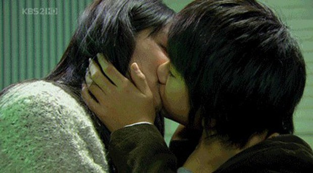 Cảnh hôn gây sốc nhất phim Hàn: Đàn chị 25 tuổi hôn sao nhí 12 tuổi nghẹt thở - Ảnh 1.
